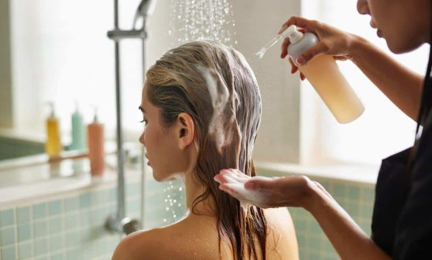 A hairdresser reveals: Why you should never put shampoo directly on the top of your head