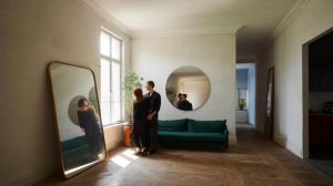 A couple transformed their dark apartment using mirrors and the result stuns interior designers worldwide