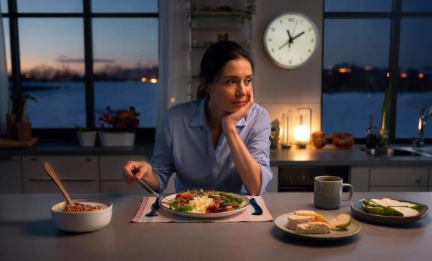 How adjusting meal timing slightly helps stabilize energy levels during darker months